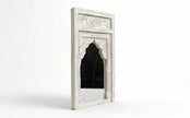 Close-up of the arched top of the Aariz Mughal arch wooden wall mirror